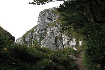 Stezka vede po okraji skal (VČ)