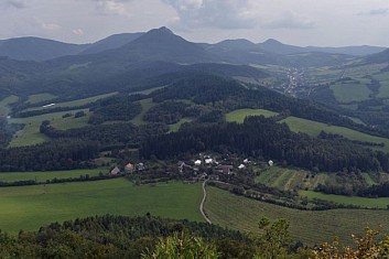 Pod námi osada Háj, naproti Vápeč na pozadí Strážovaských vrchů (IČ)