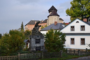 Pomík padlým se jménem popraveného francouzského důstojníka Vincence Gilberta (IČ)