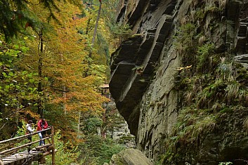 Nad vodopádem se tyčí skála (IČ)