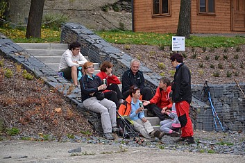 Hospoda je odpudivá a venku je příjemně. Raději posedíme na schodech. (IČ)