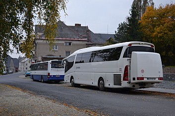 Naložíme svou výpravu do dvou autobusů a vyrazíme k domovům (IČ)