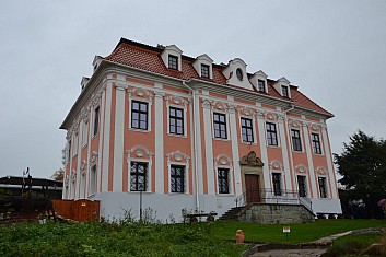 Záchranná stanice sídlí v bývalém loveckém zámečku, faře, škole ... (IČ)