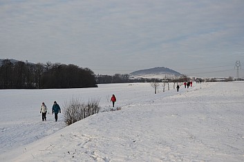 ... a přicházejí další a další turisté (IČ)