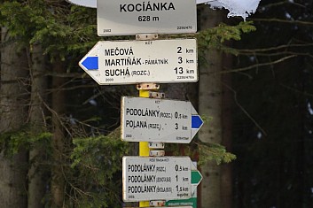Rozcestník zdobí pěkná bambulka (IČ)