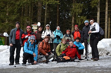 Odvážlivci, kteří se vydali na pochod zimní krajinou (IČ)