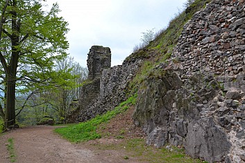 Hradby se zbytky Panenské věže (IČ)