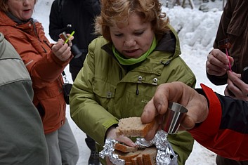 ... a také slavíme narozeniny. Klobáska (vespod v krabičce) je výborná. (IČ)