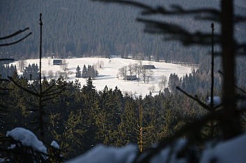 Jasně, je to mýtina na Skurečené. Naše chata je však ukrytá za lesem. (IČ)