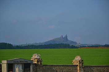 Ejhle, z Libošovického hřbitova jsou vidět Trosky (IČ)