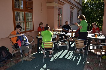 V zámku se nachází také restaurace (IČ)