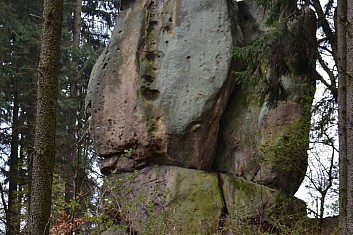 Stále (velký) Buchlovský kámen, takto vypadá zezadu (IČ)