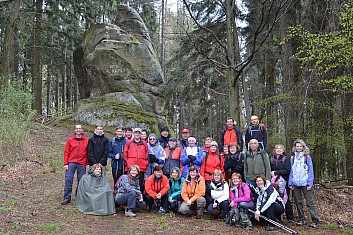 Družstvo z dlouhé trasy - a jeden zakuklenec (Lenka) (IČ)