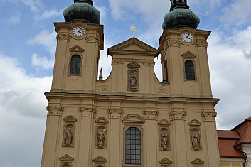 Z věží baziliky shlíží věrozvěstové Cyril a Metoděj (IČ)