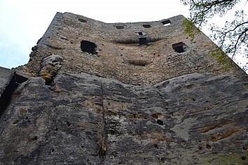 Nad námi se tyčí hradní palác (jenom pozor na prevét) (IČ)