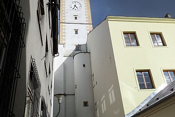 (KM)