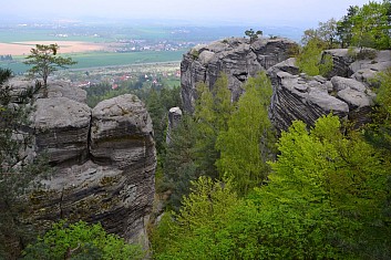 Skály končí a do dáli se rozprostírá niva Jizery (IČ)