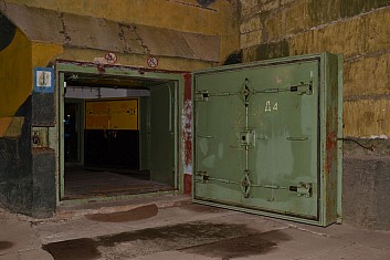 Vstup do skladu zajišťují dvoje šestitunové dveře (IČ)