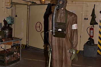 Voják oblečený v &#039;atombordelu&#039; a vybavený dozimetrem (IČ)