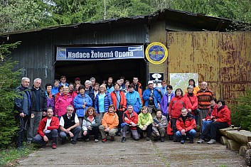 Naše výprava u vstupu do skladu (IČ)
