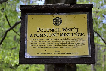Stával zde kostel sv. Jana Křtitele a klášter benediktinského proboštství Teslín ... (IČ)