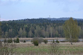 Na obzoru se rýsuje vrch Praha (s vysílačem) (IČ)