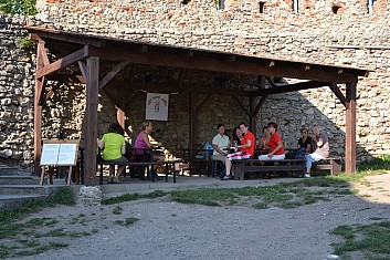 Obsadili jsme přístřešek na nádvoří (IČ)