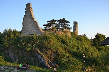 Poslední pohled na hrad zalitý večerním sluncem a pak už hajdy domů (IČ)