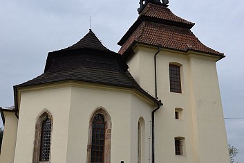 Míjíme kostel Narození Panny Marie v Mrtníku (IČ)