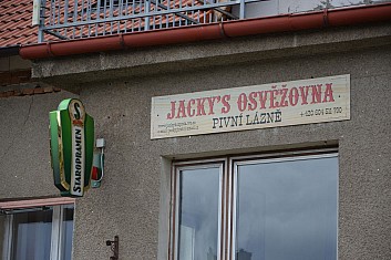Hospůdka nás vybízí k návštěvě (IČ)