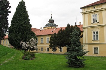 Malebné zákoutí v zámeckém parku (VČ)