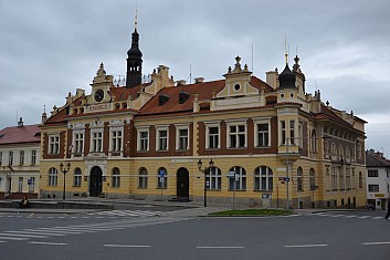 Hořovickému náměstí vévodí budova radnice (IČ)