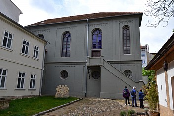 Stará synagoga je dobře ukrytá ve dvoře (IČ)