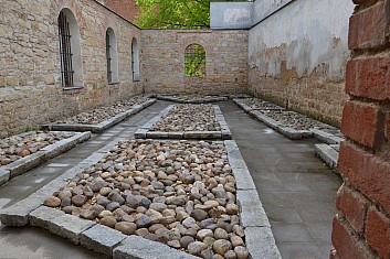 V bývalé židovské škole je nyní památník obětem holocaustu neboli Zahrada vzpomínek (IČ)