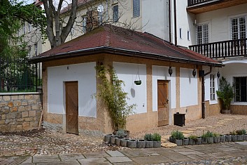 U synagogy stojí dům šocheta (řezníka) (IČ)