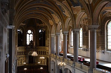 Velká synagoga je vskutku velká (IČ)