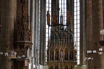 Střídmý interiér katedrály (IČ)