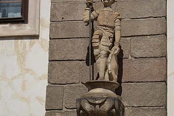 Náměstí střeží rytíř Žumbera (IČ)