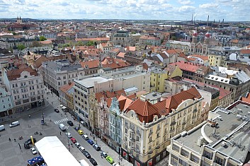 Výhled z kostelní věže: uprostřed Tylovo divadlo, napravo Velká synagoga (IČ)