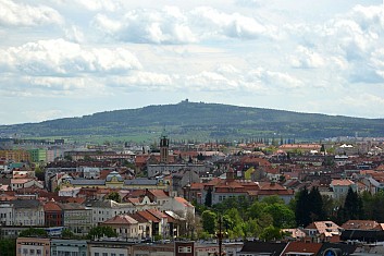 Na obzoru je hrad Radyně (IČ)