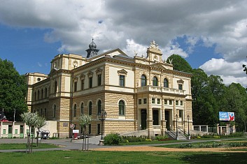 Míjíme budovu sokolovny (VČ)