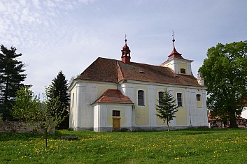 Kostel je zasvěcen sv. Michaelovi Archandělu. (IČ)