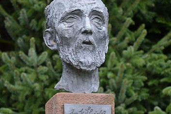 J. V. Sládek je ukrytý za základní školou (IČ)