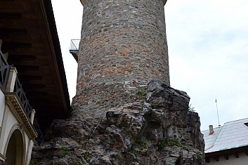 Na buližníkové skále stojí původní hradní věž (IČ)