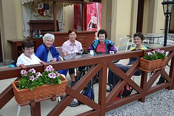 Na nádvoří je kavárna a v kavárně naše turistky (IČ)