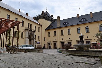Volně přístupné nádvoří (IČ)
