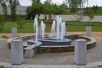 Prohlídku začínáme u fontány &#039;Kamenná stuha&#039; v městském parku (IČ)