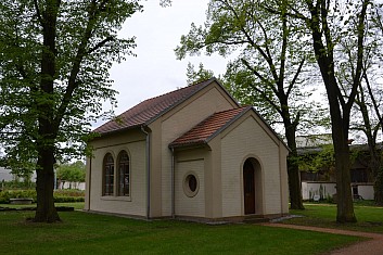 Park dříve býval hřbitovem, z těch dob zde stojí budova márnice (IČ)