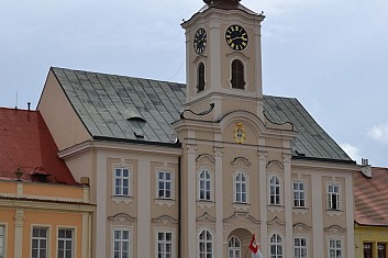 Radnice byla postavena r. 1804 v klasicistním slohu (IČ)