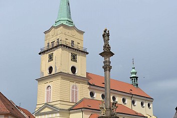Mariánský sloup a kostel Panny Marie Sněžné (IČ)